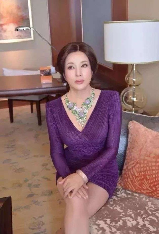 刘晓庆罕见携四婚老公亮相，她穿紫色扮嫩如少女，同框老公像父女