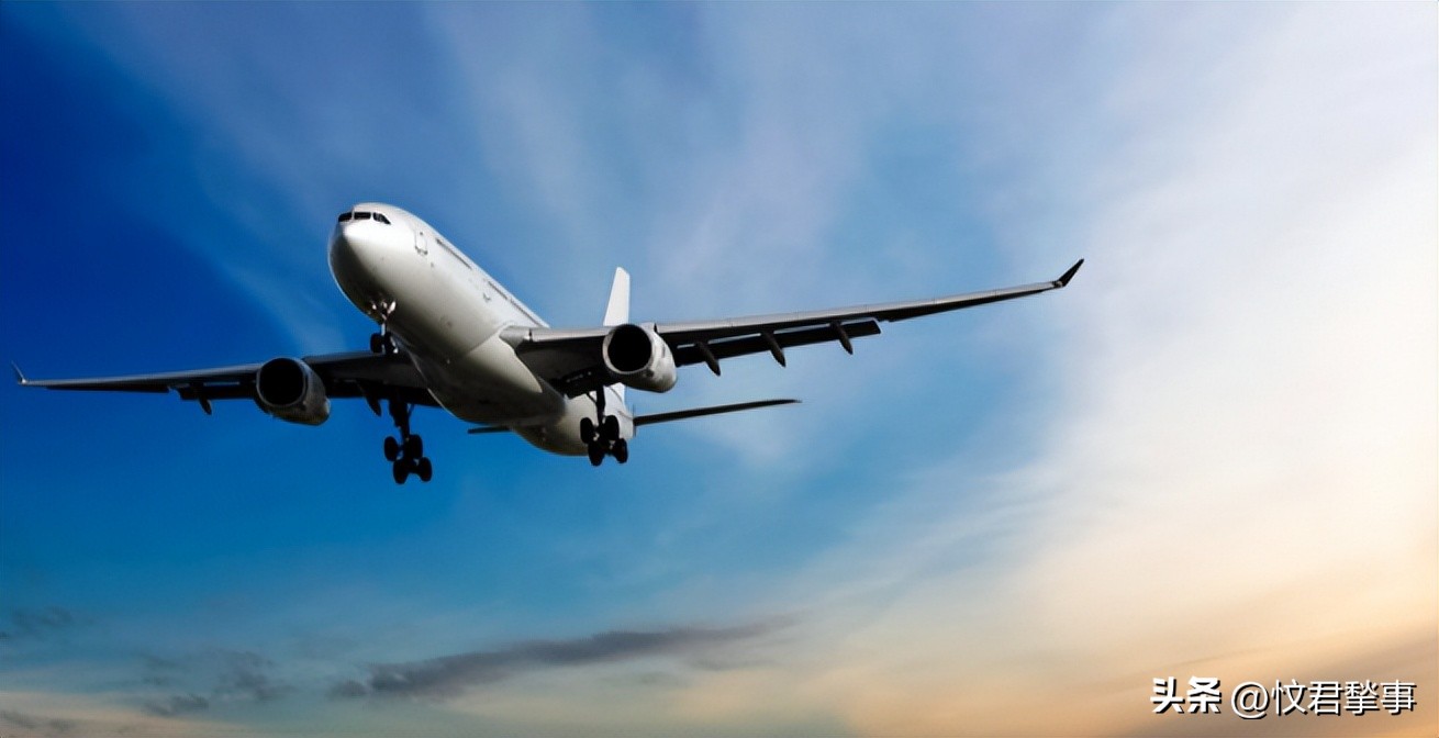 1988年太平洋空难，一架飞机在7500米高空裂开，空姐瞬间被吹飞
