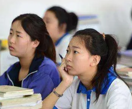 女儿和母亲拍学院风写真，二人同框似闺蜜，网友：到底哪个是妈妈