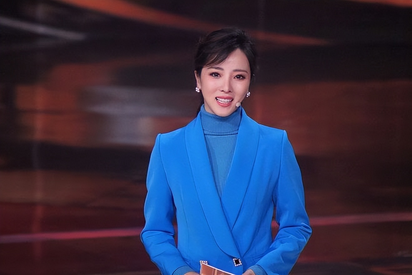 央视美女主持李思思:嫁给大学同学,三年生俩,风光背后满是艰辛