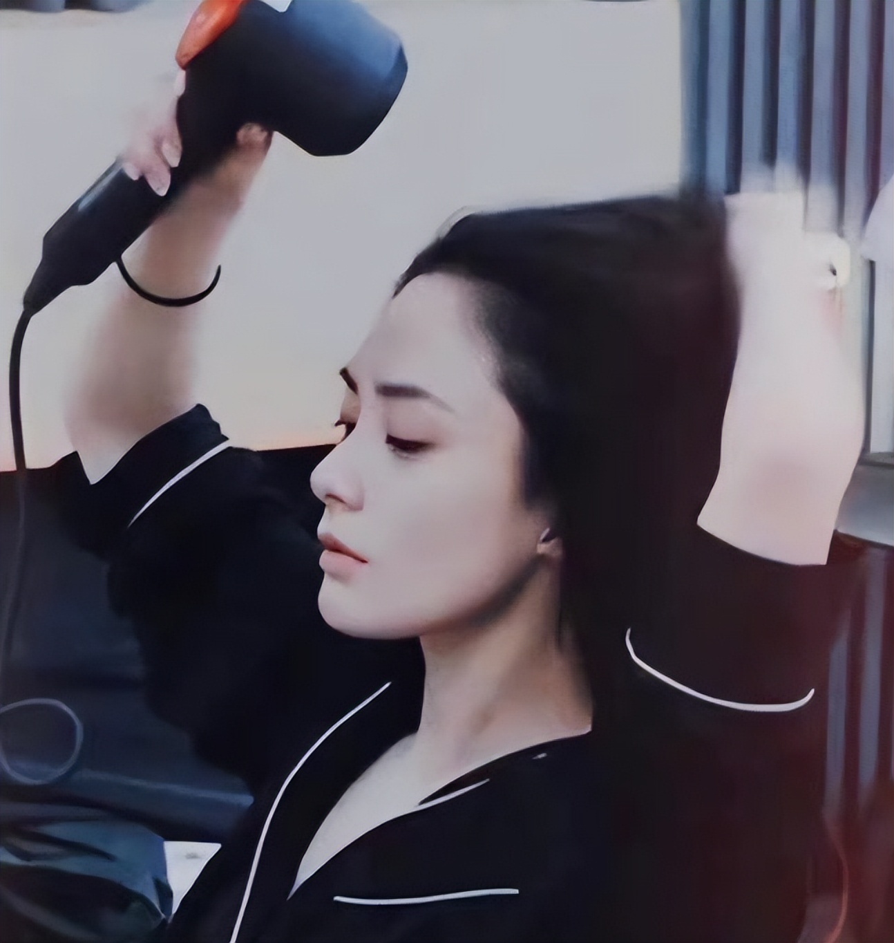 痘痘脸、赘肉、五五分！生图里的女星，让我看见了人间真实