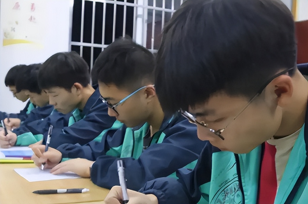 高考满分作文《酒》，全篇没有一个“酒”字，却能令人沉醉其中