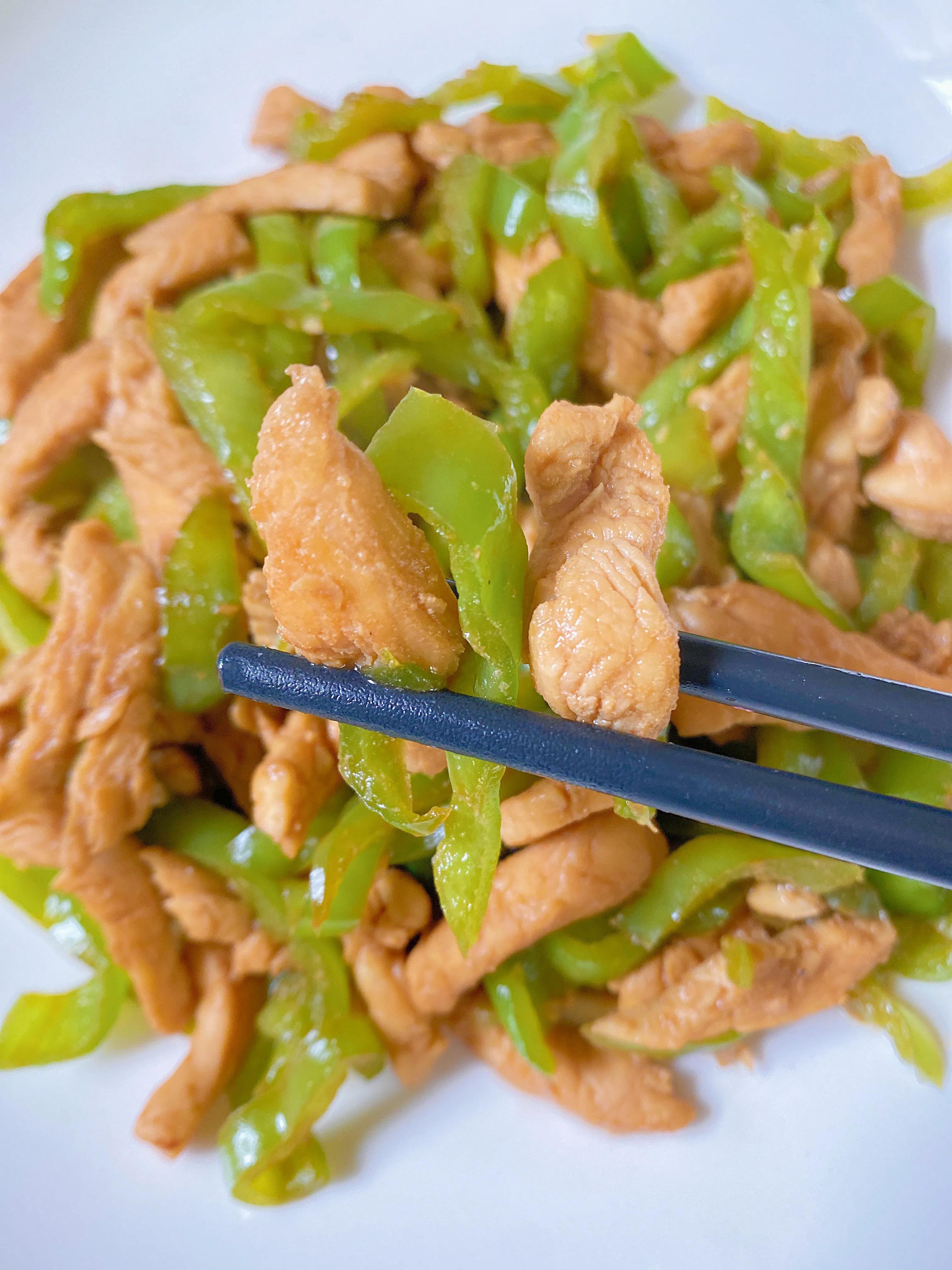 图片[1]-【椒炒鸡胸肉】做法步骤图  减脂期要多吃-起舞食谱网