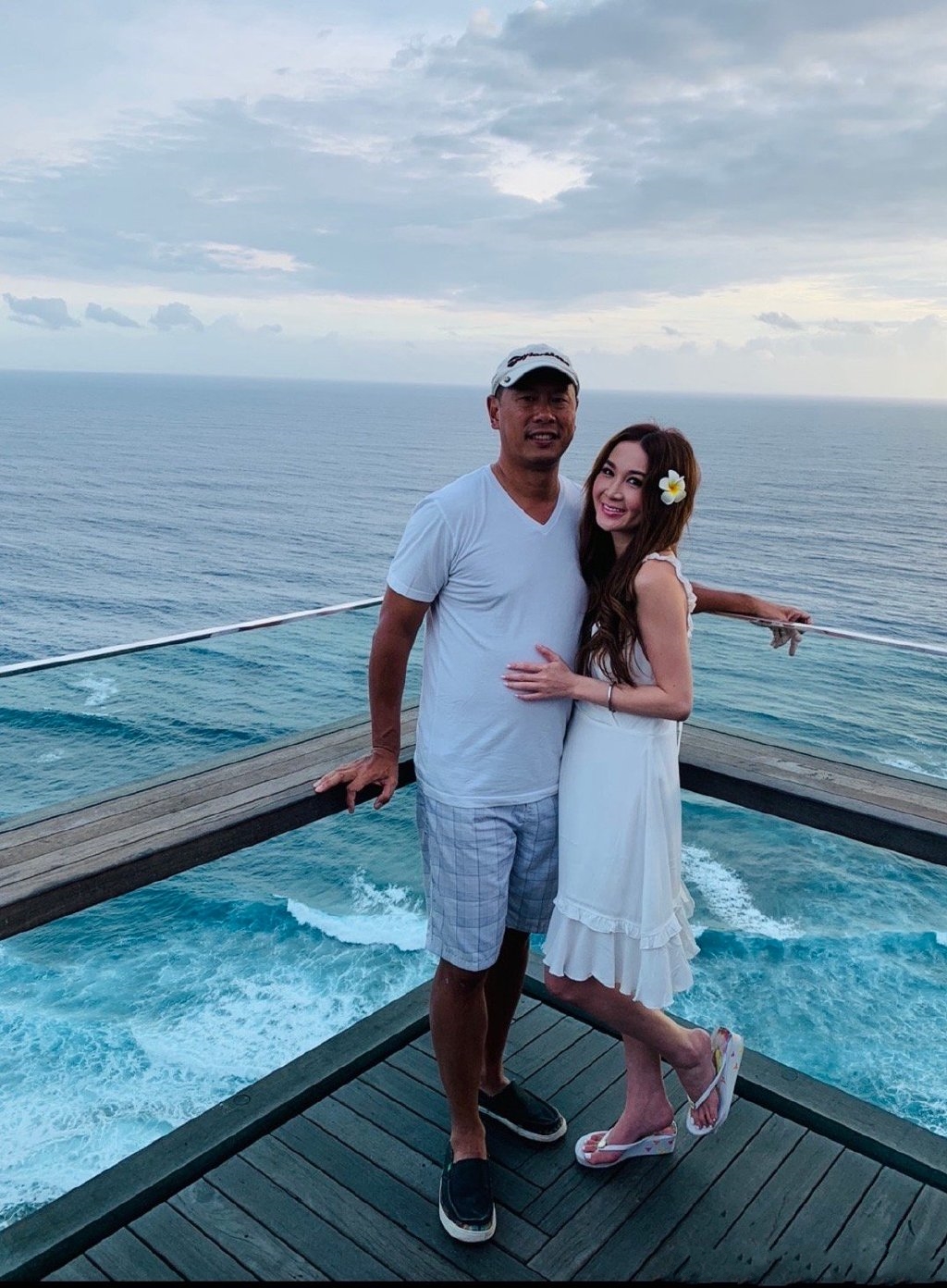 温碧霞与老公同框似两代人,老公身价上亿,还是何应钦的侄孙