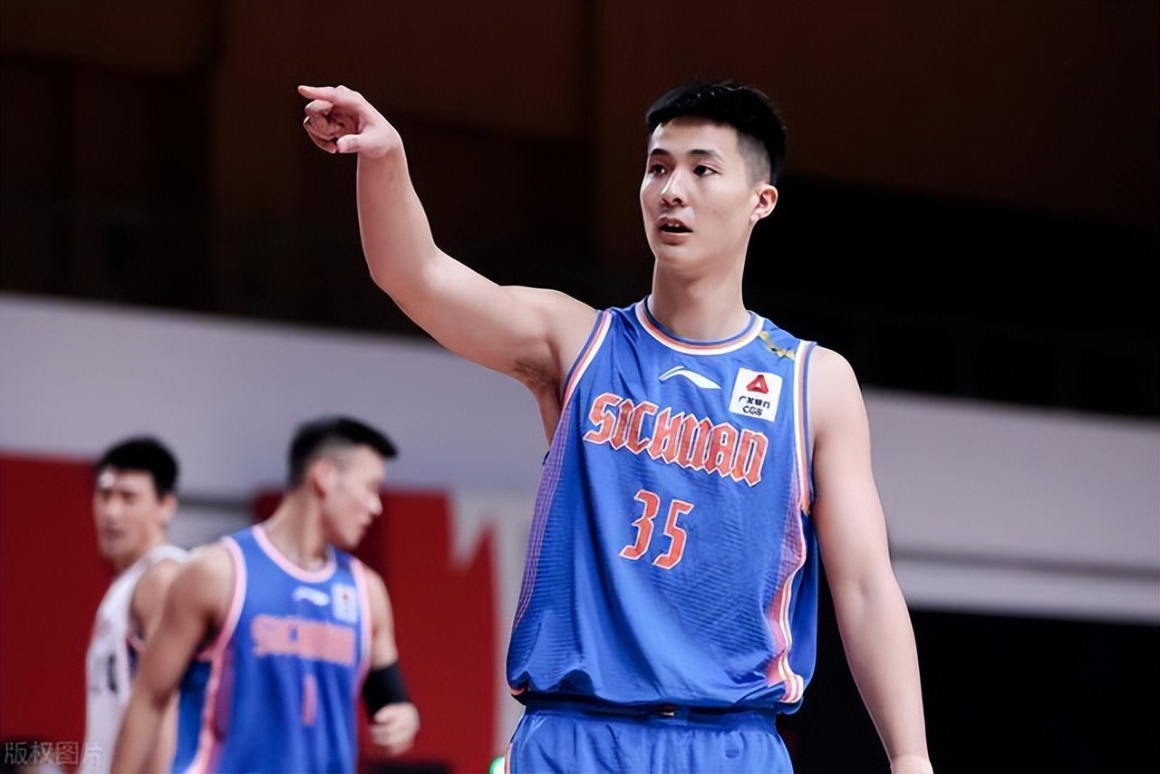 为什么nba球星退出国家队(王哲林被弃用原因浮出水面，于德豪离队真假难分，朱松玮下家不明)