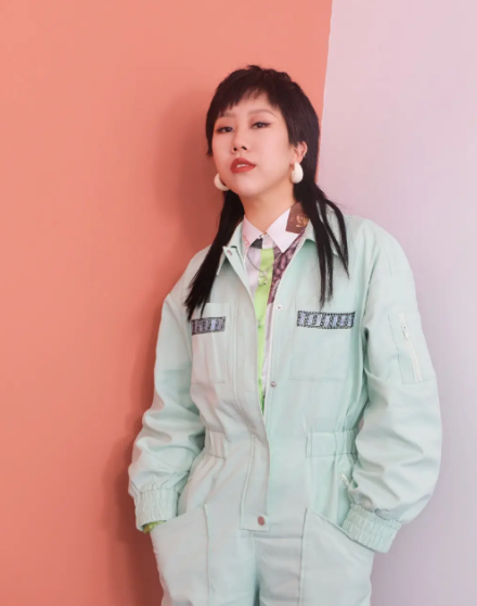 直播哭穷、住着豪宅求关爱，这6位卖惨翻车的明星，太打脸了