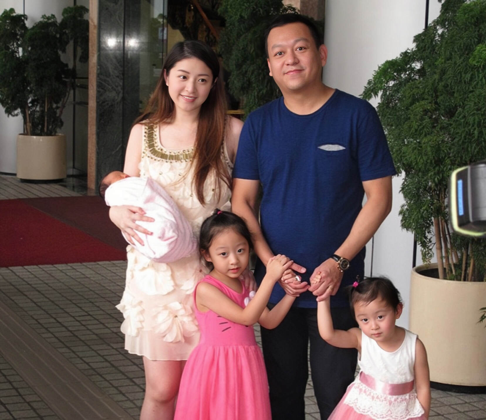 但黄浩在接受传媒采访时,不止一次向外界暗示过,想再生一个儿子.