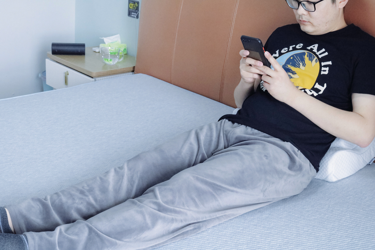 一张床两面睡 满足不同睡感 开启静夜模式——网易严选云舒弹簧床垫
