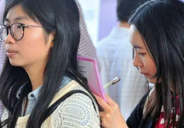 重庆某高校多名女生醉酒，躺在地上形象全无，网友指责其伤风败俗