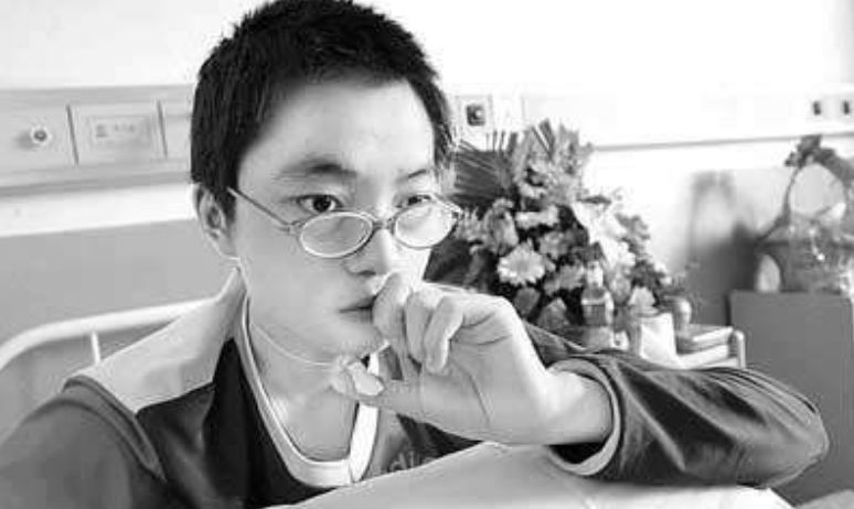 17年前，14岁湖南男孩扒飞机在万米高空飞行1.5小时，后来怎样了