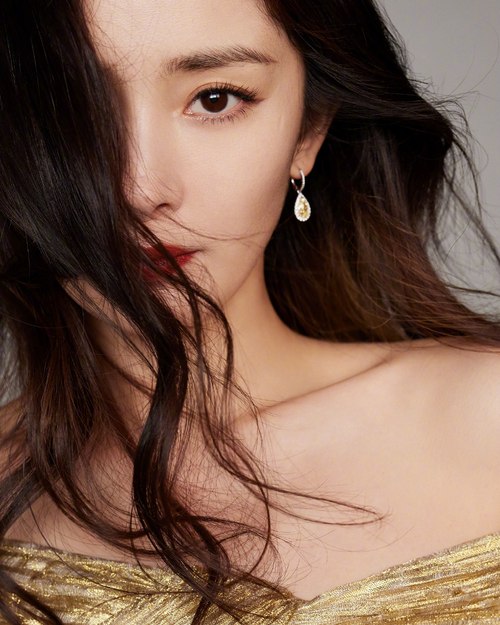 36岁杨幂香槟色长裙秀窈窕曲线,露半边香肩有心机