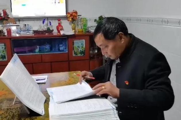 两名艺术生跪别班主任，称其是最好的老师，得知原因叫人心生崇敬