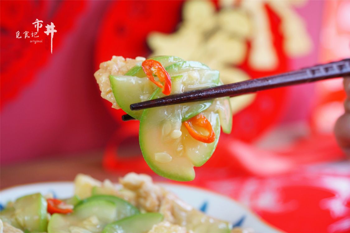 年夜饭的“拿手”素菜，西葫芦和鸡蛋一起炒，想不到的好吃，简单