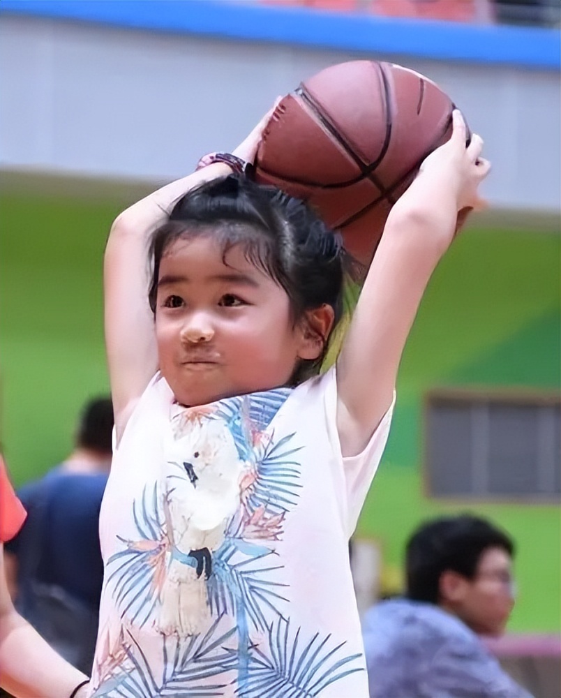 姚明女儿姚沁蕾现在身高近照(女儿与姚明罕见同框!