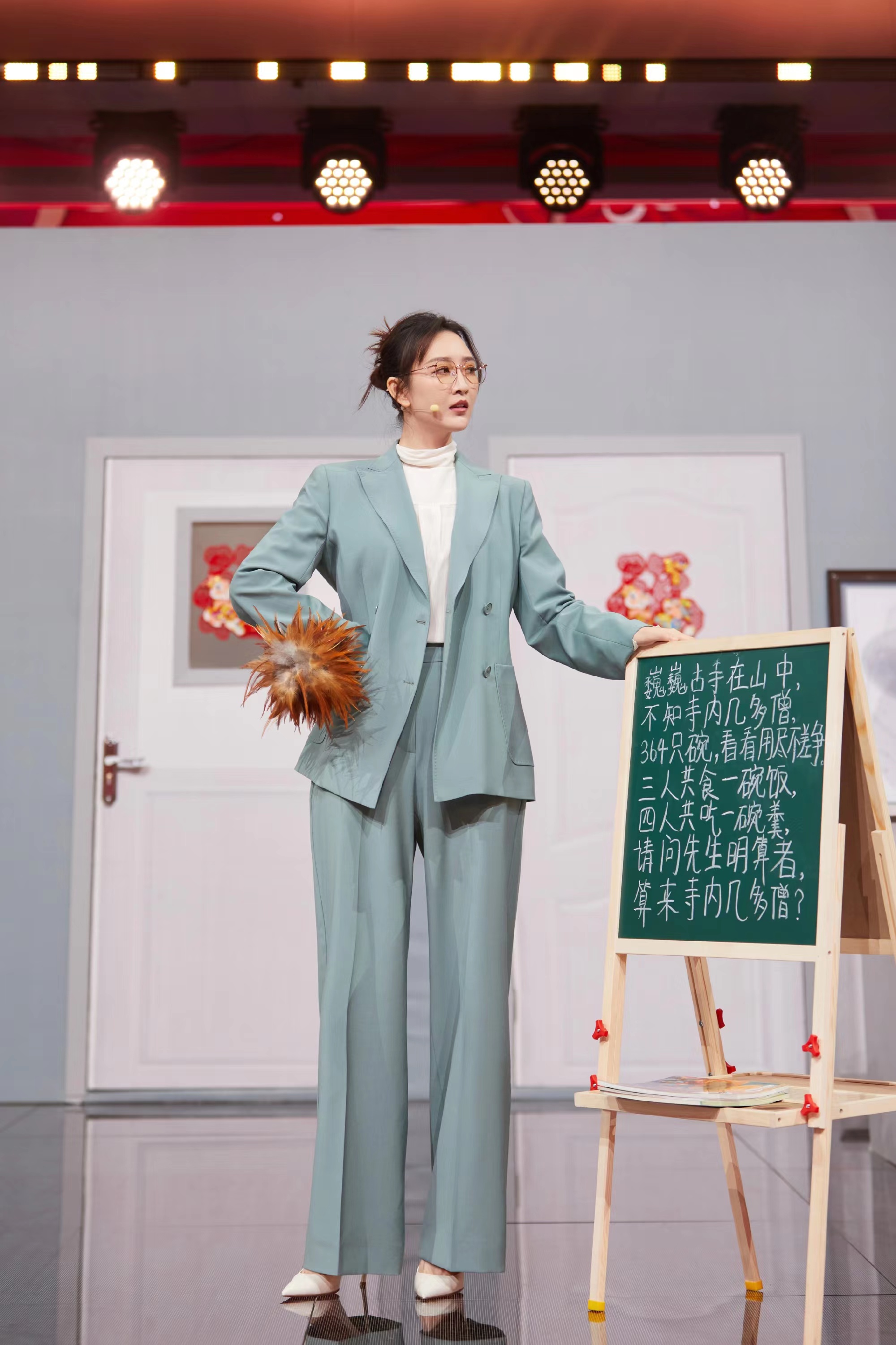 王鸥北京台春晚演小品,穿一身浅蓝色西装,精致又干练!