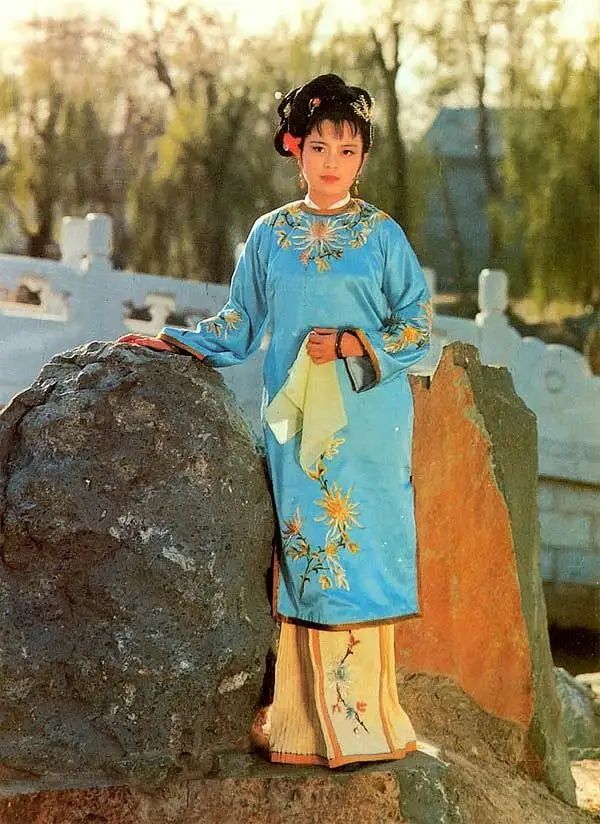 东方闻樱本色出演《红楼梦》，女孩都不和她玩，只和陈晓旭关系好