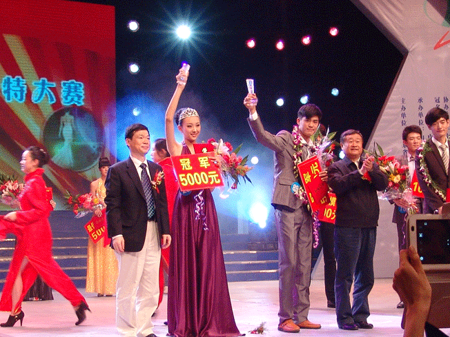 山东未婚女子瞒着母亲，借精生3混血儿，声称：当单亲妈也不结婚