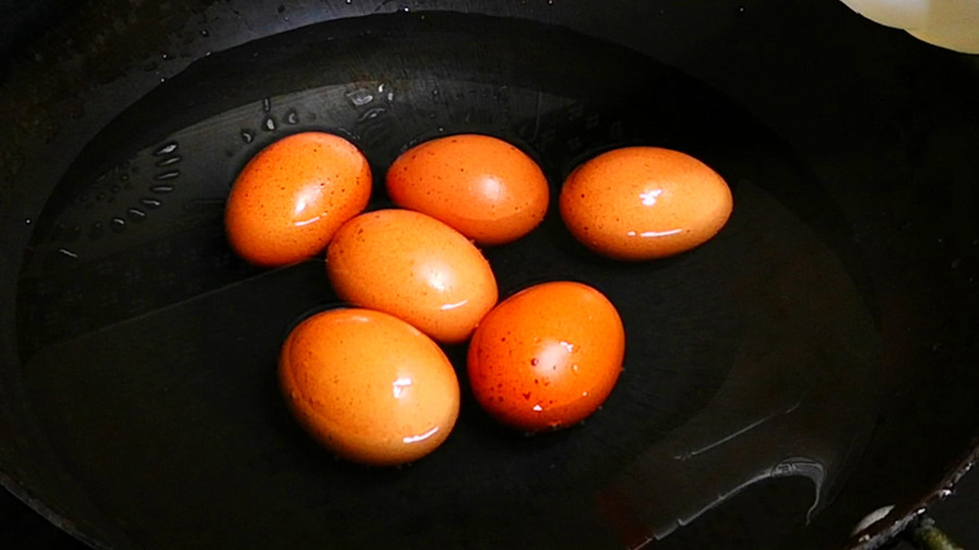 鸡蛋煮熟了怎样不粘壳又好剥（熟鸡蛋怎样好剥皮）-第7张图片-昕阳网