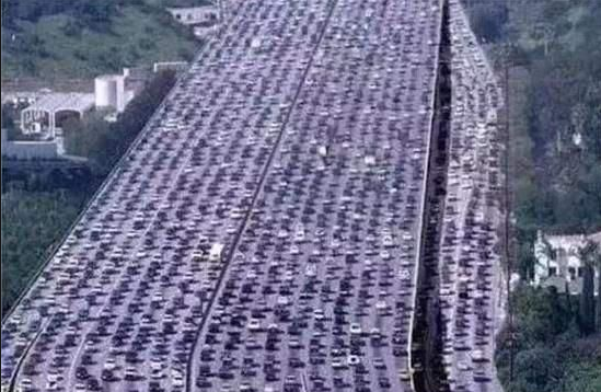 世界杯2014堵(历史上5次超大规模堵车，车辆连堵12天排成135公里的巨龙的样子)
