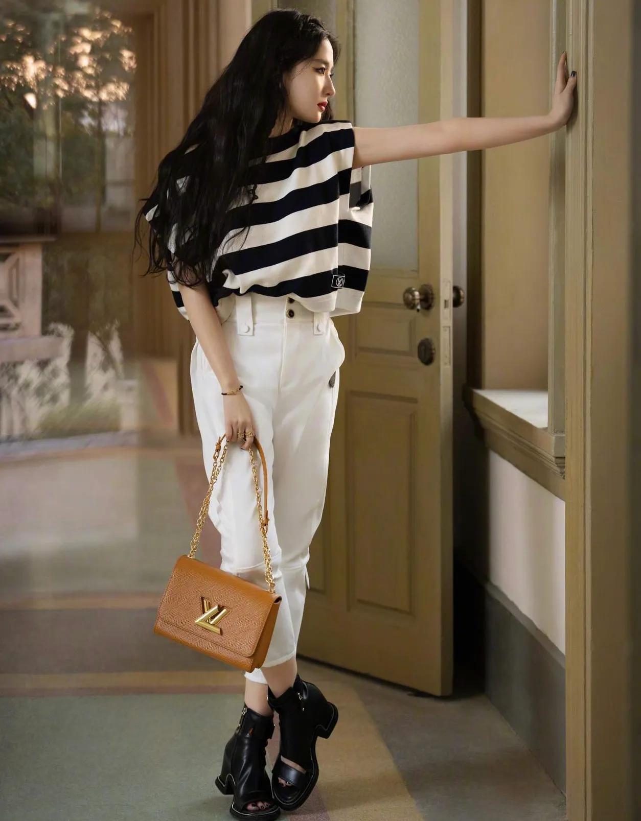 刘亦菲俏皮穿搭—别具一格，清雅脱俗，美到发光