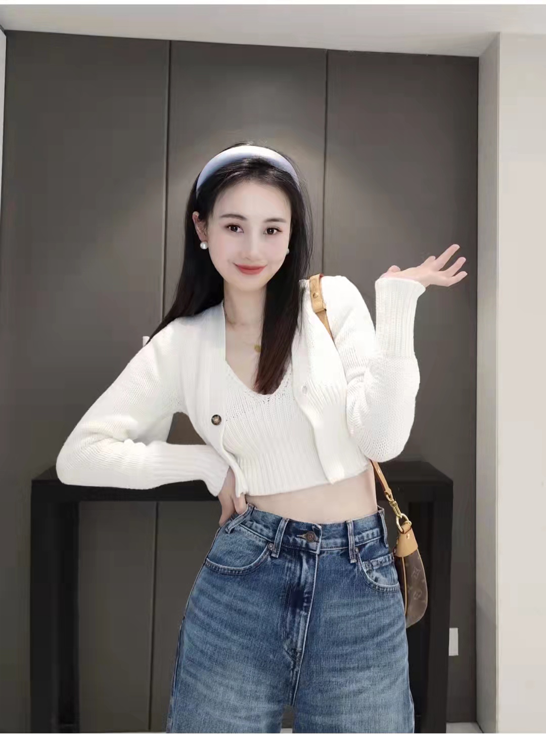白色毛衣开衫怎么里面怎么搭（白色针织开衫最佳穿搭分享）
