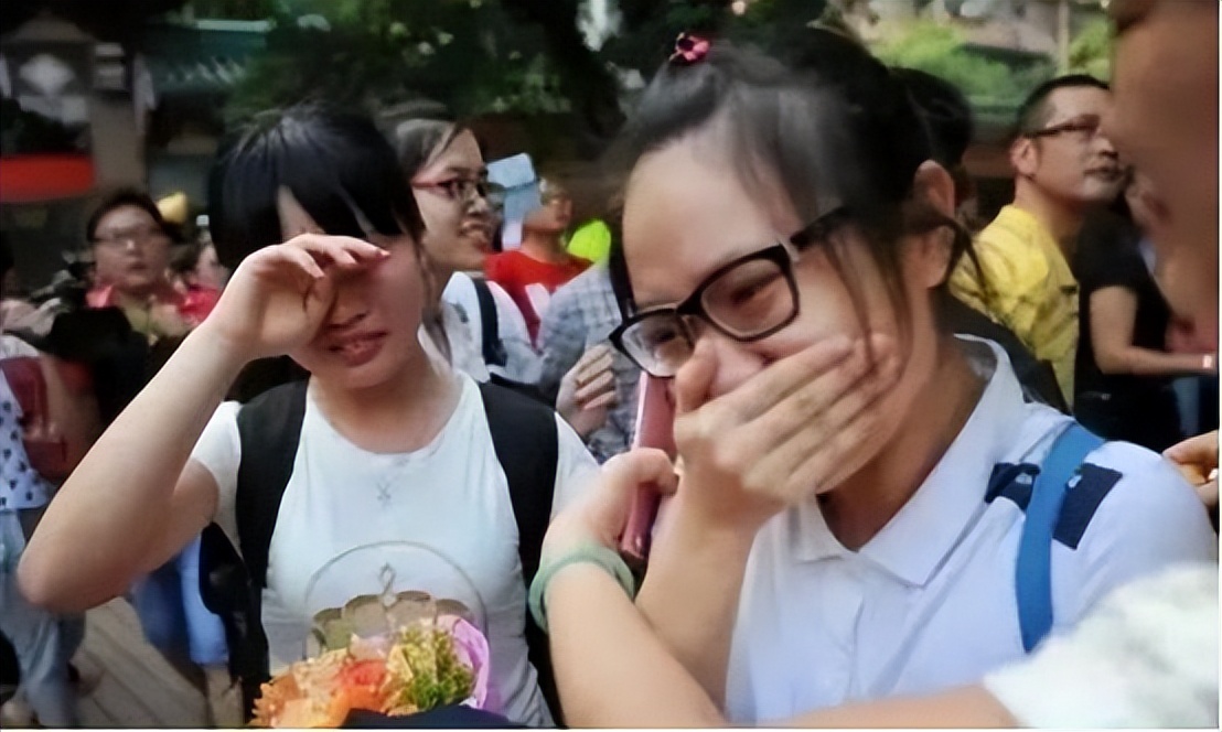 2003年，一少年偷走高考试卷，记熟答案去考试，改写一届考生命运