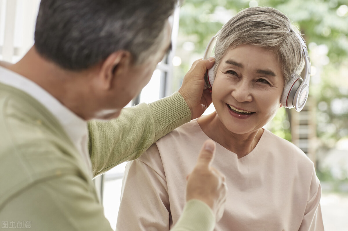 2022年养老金上涨，上海率先表态，透露出几层意思？工龄还挂钩吗