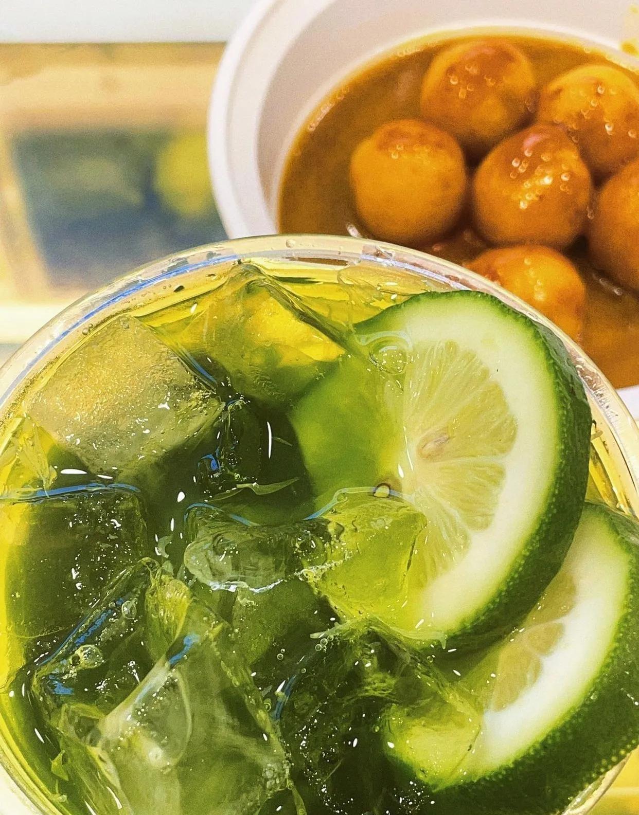 炎热夏天,喝点冰爽的冷饮小吃,惬意