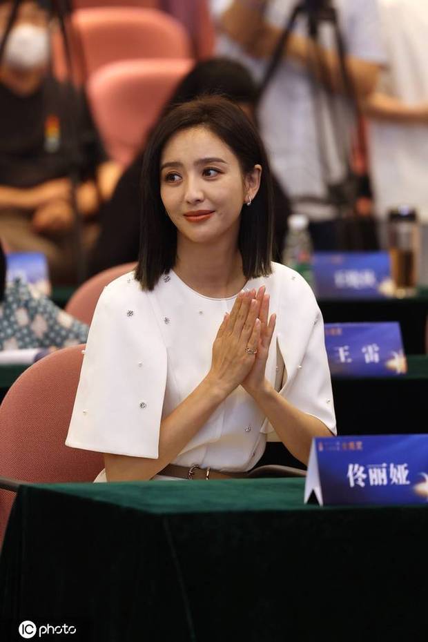 佟丽娅白裙亮相金鹰奖发布会 姚晨穿套装典雅高级