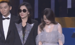 娱乐圈最精彩的戏，都在明星的微表情里，那信息量太大，我不能笑