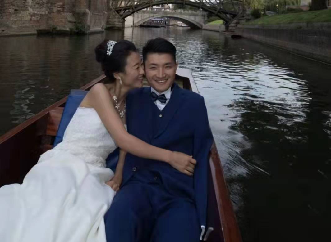 他7岁失去双臂，幼小年纪努力学会各种生活技能，被剑桥大学录取