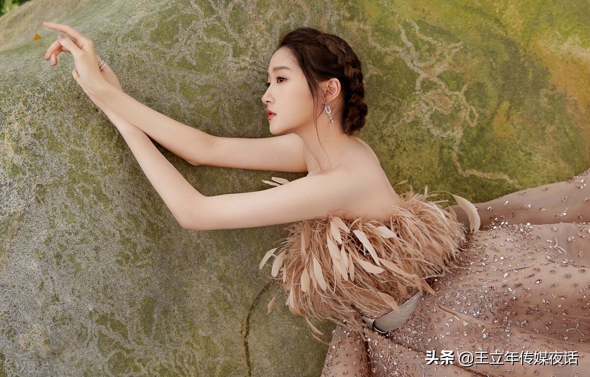 关晓彤BOBOSNAP封面大片：仲夏少女魅力绽放