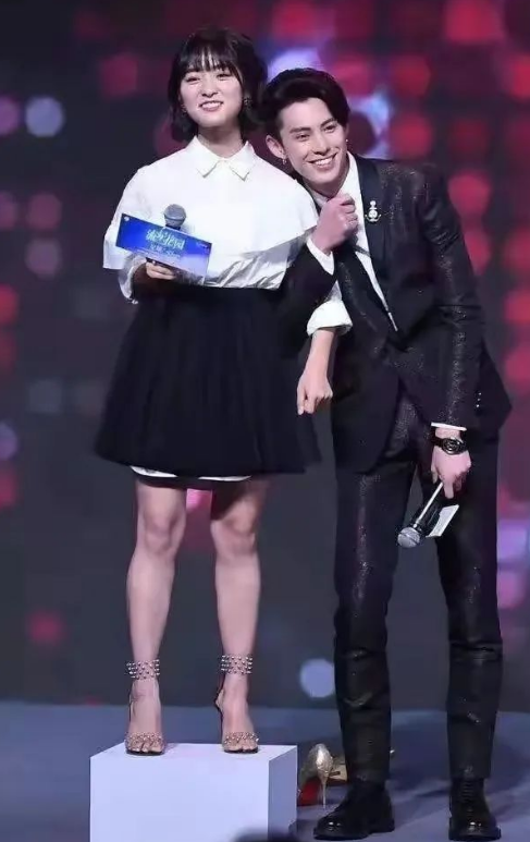 痘痘脸、赘肉、五五分！生图里的女星，让我看见了人间真实