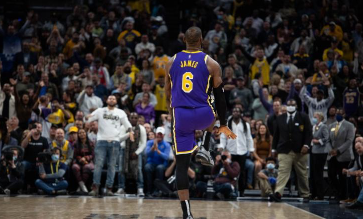 nba為什么不去尼克斯</h2>

<p>　　詹姆斯說他對于沒辦法出戰(zhàn)對尼克斯的比賽十分難過，因為麥迪遜花園廣場球館是他最喜歡的球館，他最喜歡在這里打球、這話一說出來也是引起了球迷們的熱烈討論，且不說詹姆斯職業(yè)生涯當中曾經(jīng)效力過三支球隊，他們分別有著斯臺普斯球館以及邁阿密美航中心還有速貸球館，詹姆斯在這些主場都曾經(jīng)留下過美好的回憶，甚至都曾經(jīng)在這些地方奪冠。但詹姆斯仍然認為麥迪遜花園才是自己最愛的球場，這到底是為什么呢？</p>

<p>　　<img alt=