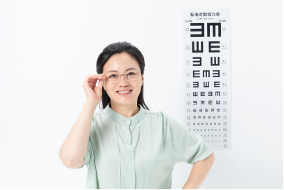 避坑：10元一副的老花镜？小心越戴眼越花