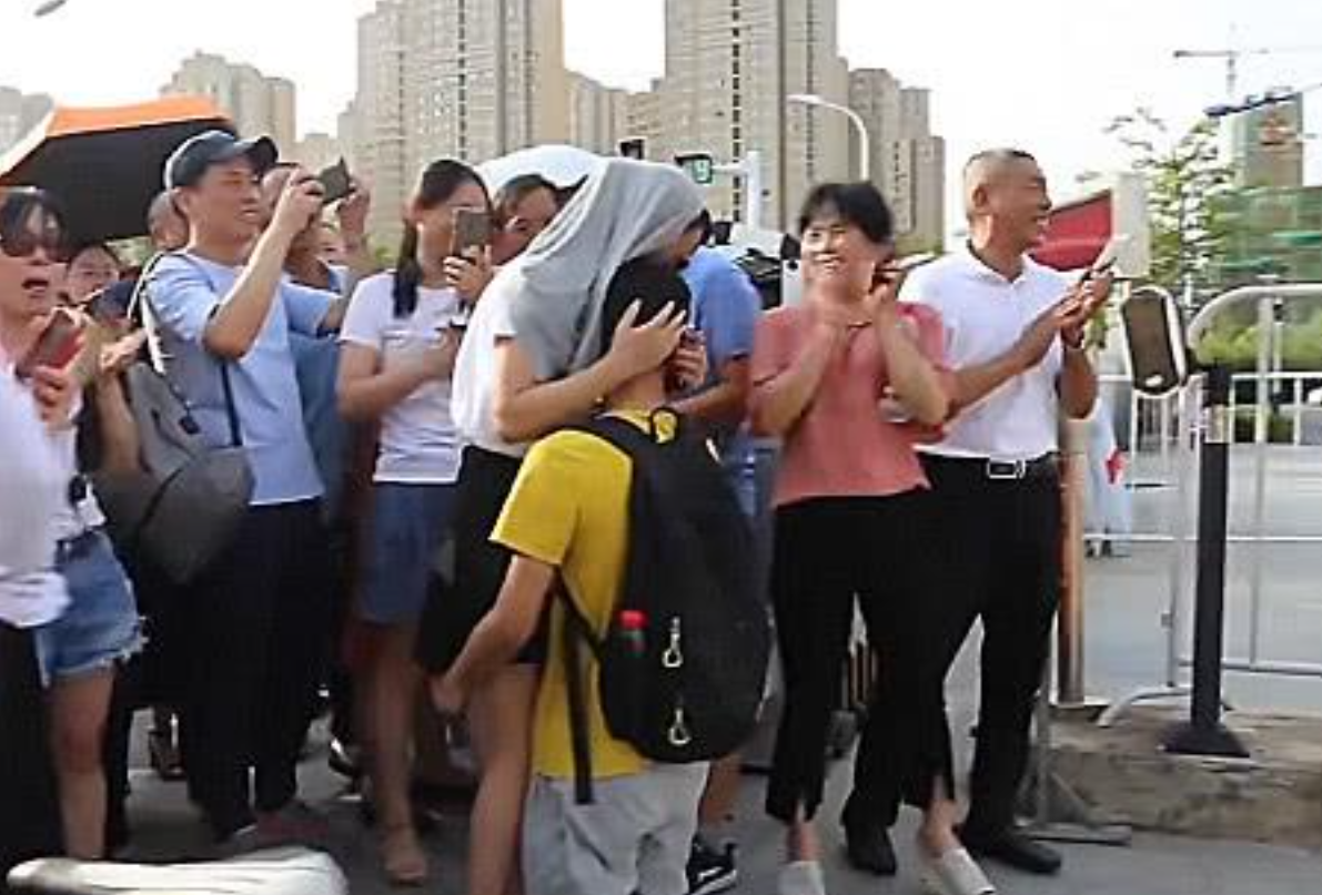 王恒杰：高考考场外跪地谢母，为心中理想放弃985名校