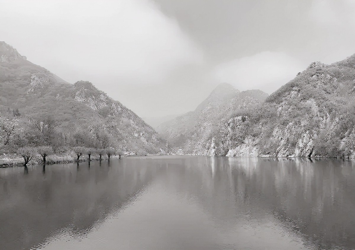 死相难看的日本将军，夜里遇到我军突袭，小兵从屁股处把将军捅死