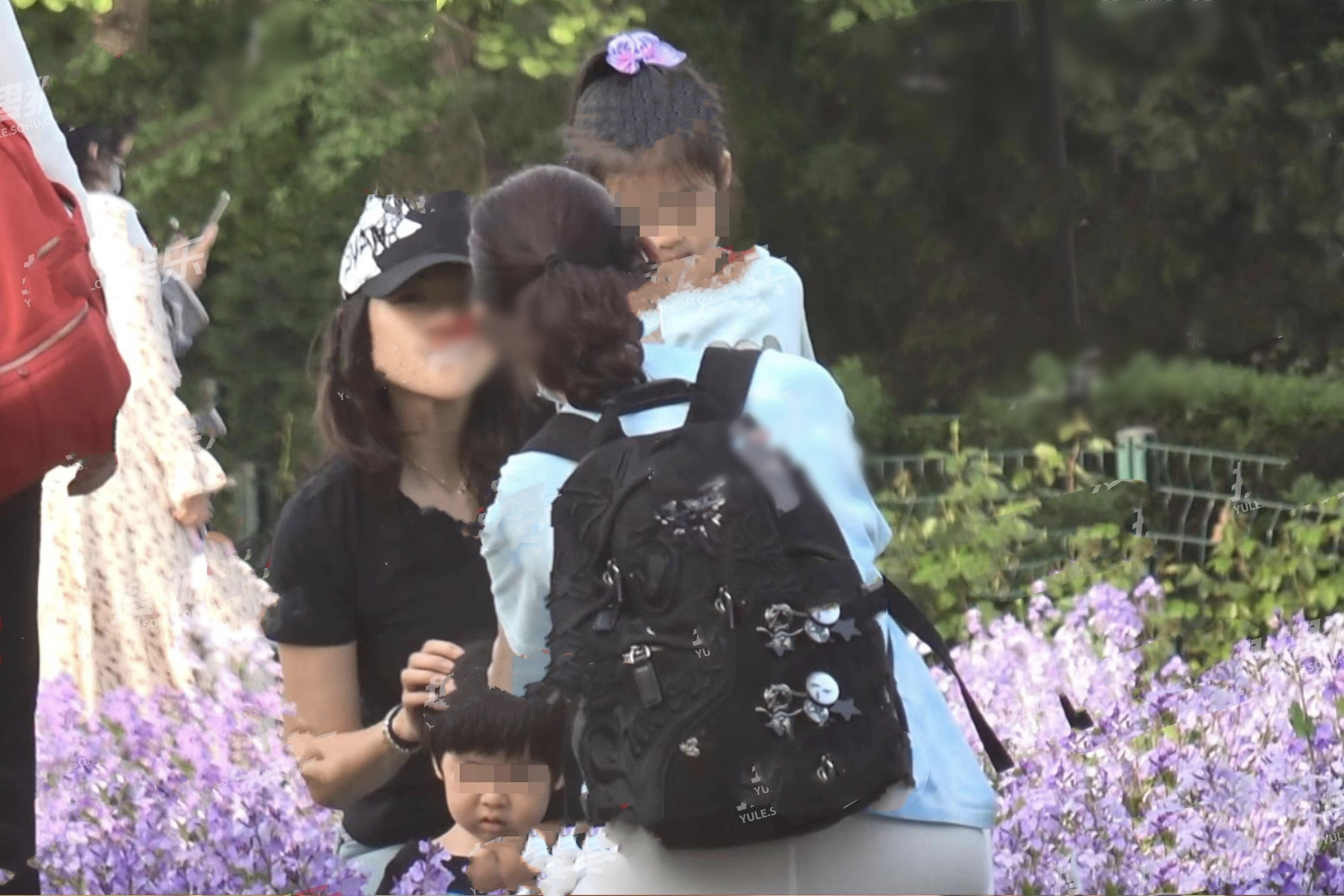 章子怡带儿女出游，与醒宝坐海盗船，弟弟神似姐姐，两位保姆同行