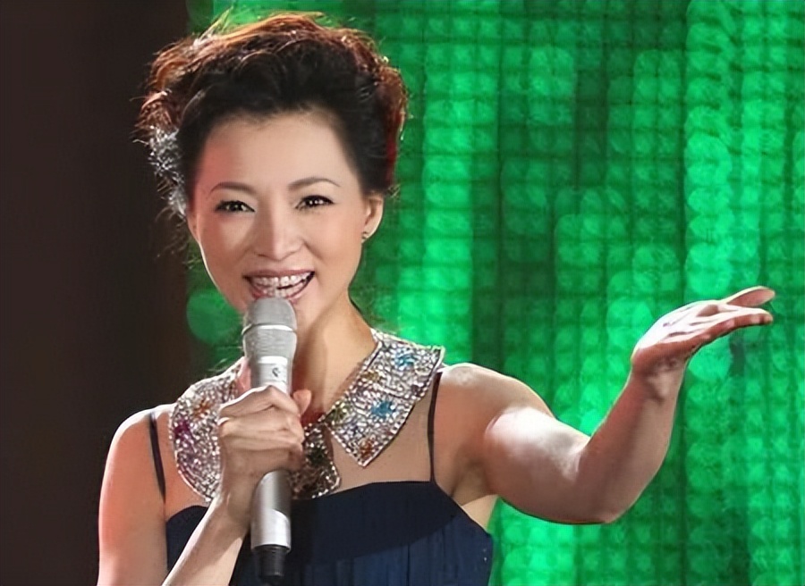 1998年,从上戏毕业的她,被安排主持新节目《相约星期六》.