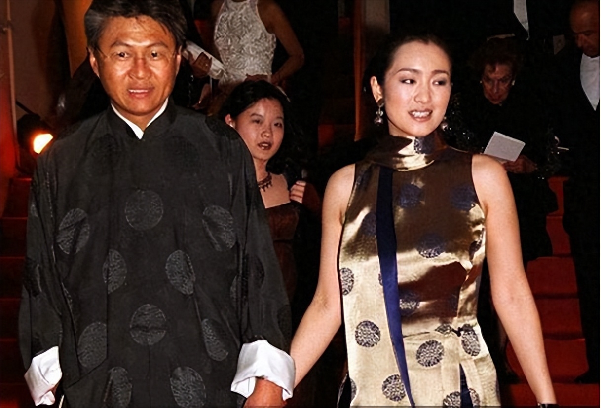巩俐:和张艺谋分手后两次再婚,现嫁给外国人聋人儿子考上大学!