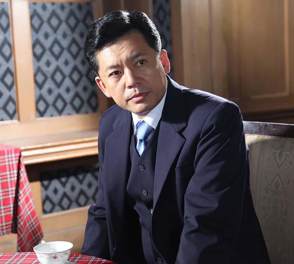 是,在与张艺谋别离之前,巩俐与一位名叫何政军的演员之间曾有绯闻传闻