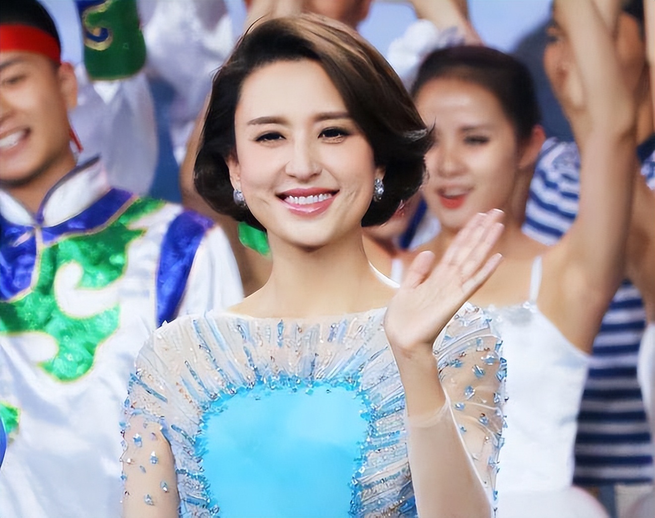 主持人杨帆:娶青梅竹马的妻子,结婚十年生一女,一家三口甜如蜜