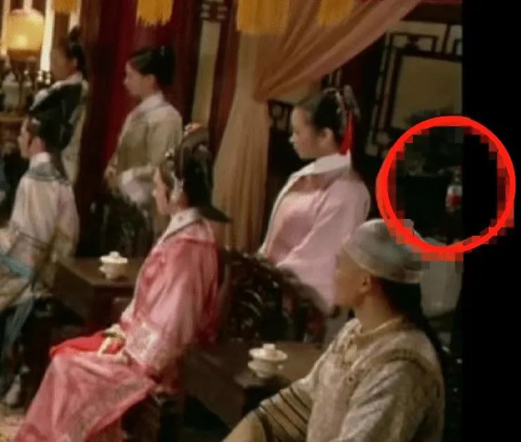 经典剧集的“边角料”，八戒骑摩托、妃子玩手机，谢谢，有被笑到