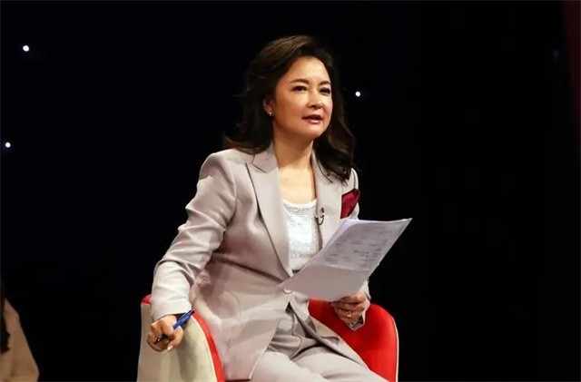 东方卫视名嘴袁鸣：丈夫是美籍华人，儿子十分可爱