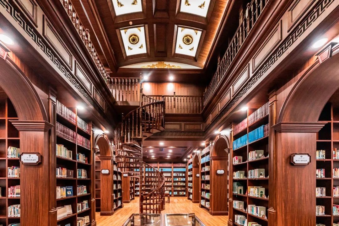 湖北“超美”大学：占地5195亩，宿舍6部电梯，坐拥26栋文物建筑和1000株樱花！