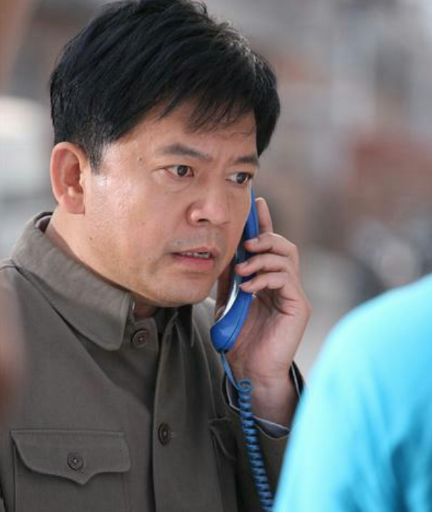 "国家一级演员"何政军:29岁娶初恋,婚后住9平米宿舍,如今幸福吗-蘑菇