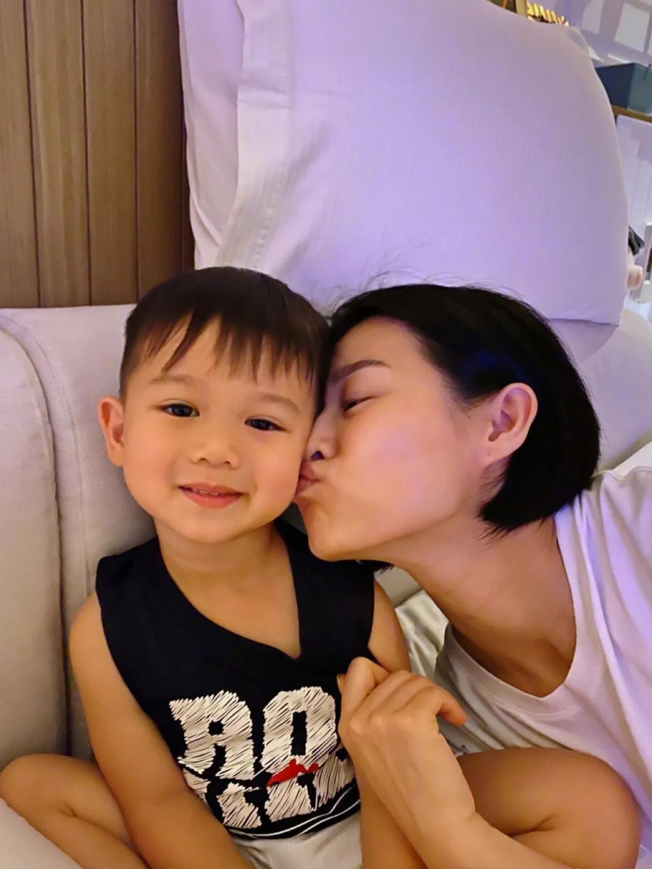 胡杏儿走红毯带娃两不误，这样的妈妈太幸福了