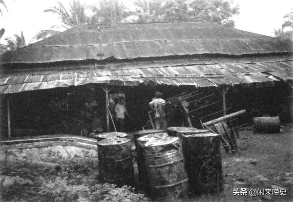 1942年，郁达夫避难苏门答腊，改姓名，开酒厂，被迫给日军当翻译
