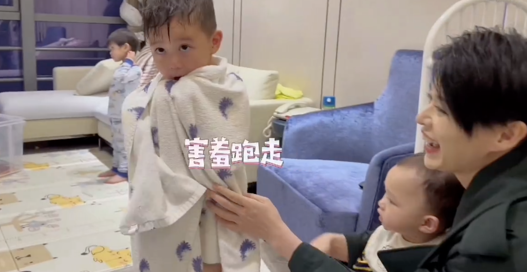 胡杏儿晒剪短发vlog，被长子次子夸漂亮，1岁幼子盯着妈妈萌态足