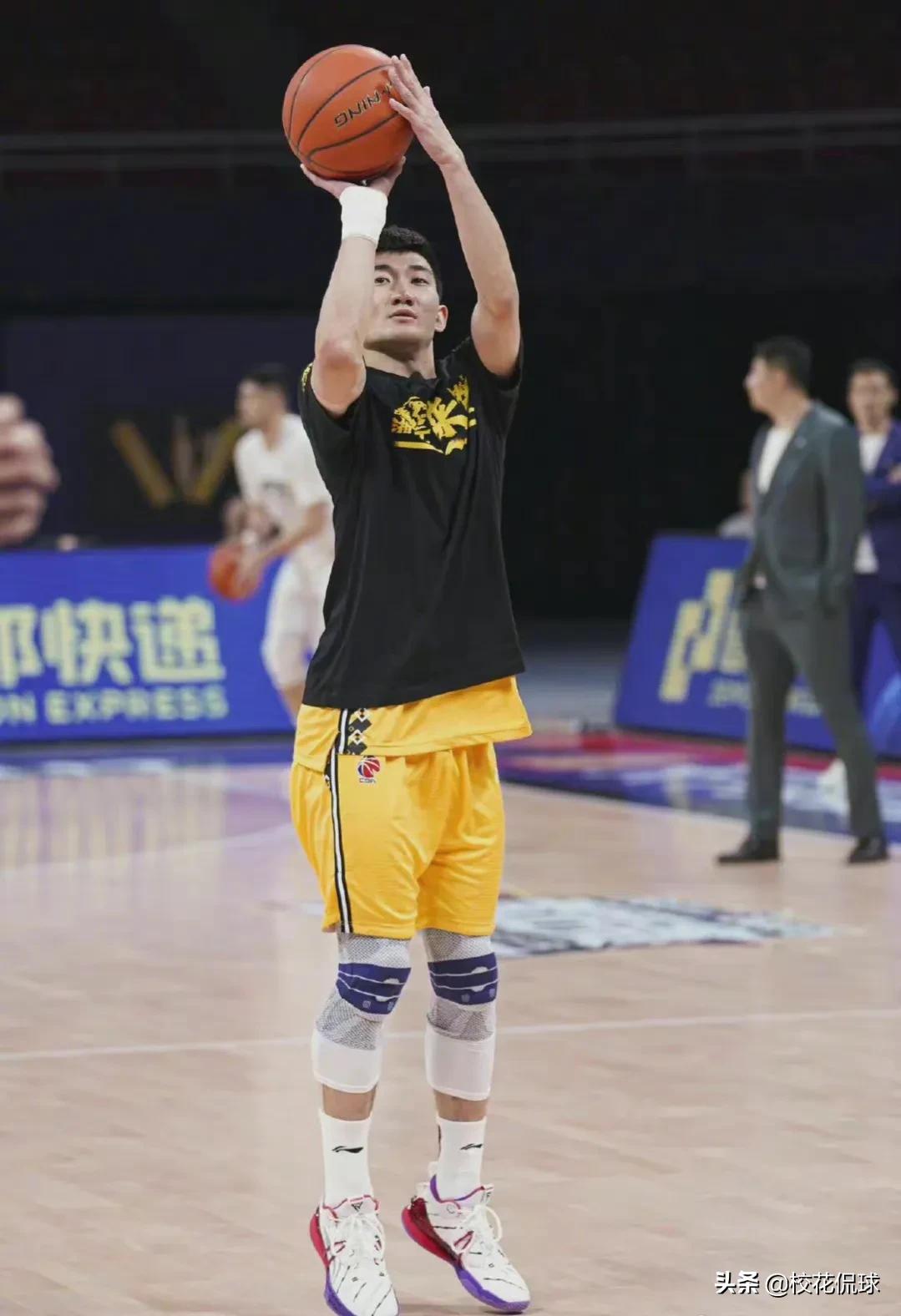 85米,虽然孙铭徽的身高在篮球场上偏矮,但是身体素质却是在联赛中属于